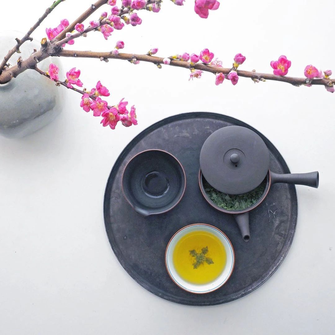 上一壺茶，插幾枝花(圖1)