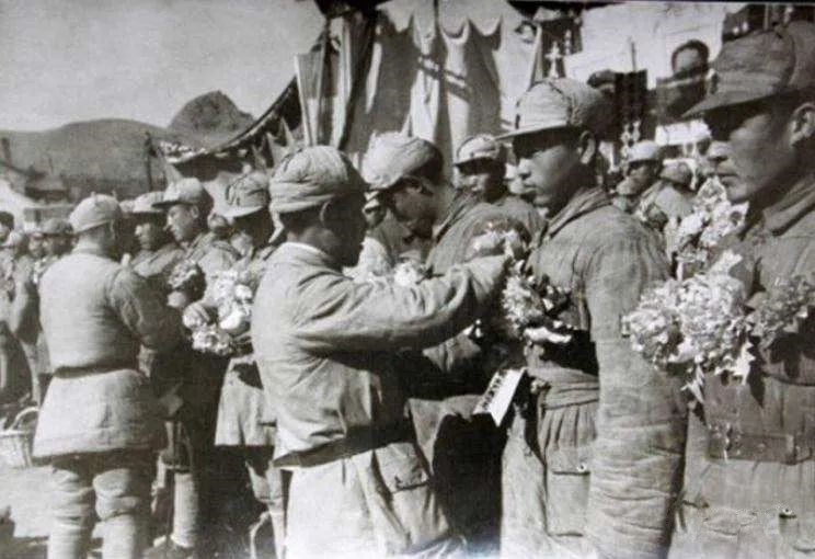 毛主席剛到北京一個(gè)月，傅作義警衛(wèi)團(tuán)密謀兵變，聶榮臻倒吸口涼氣(圖8)