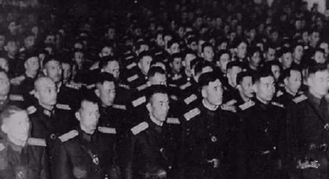 1955年授銜，3000多老紅軍怎么安排？主席批示：紅軍不下校(圖1)