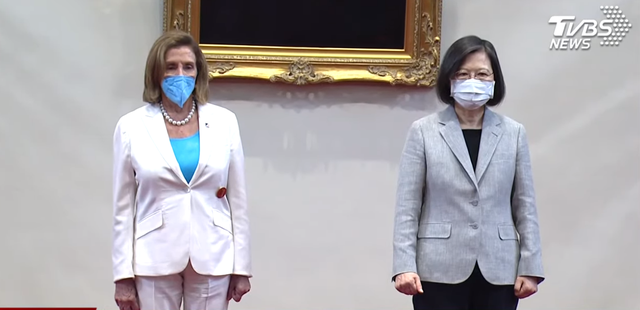 臺媒直播畫面:佩洛西與蔡英文見面(圖1) 臺媒直播畫面:佩洛西與蔡英文見面(圖1)