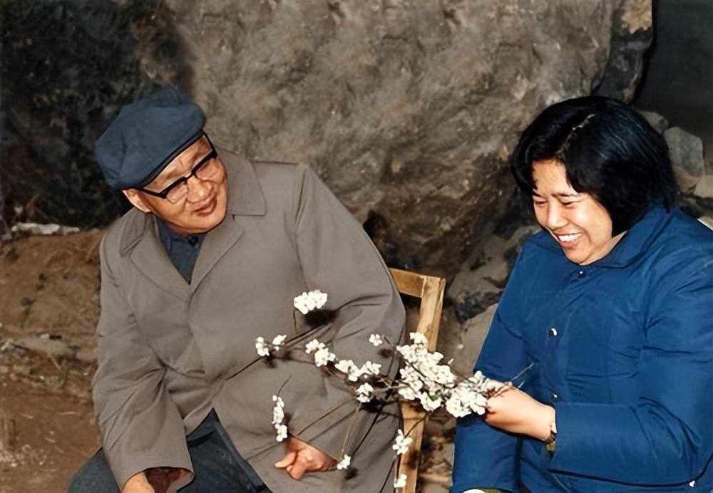 毛岸青36歲還單身，毛主席勸他找個農(nóng)民，寫信：邵華是個好孩子(圖1)