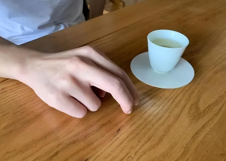 給人倒酒，對(duì)方“敲桌子”是什么意思？(圖4)