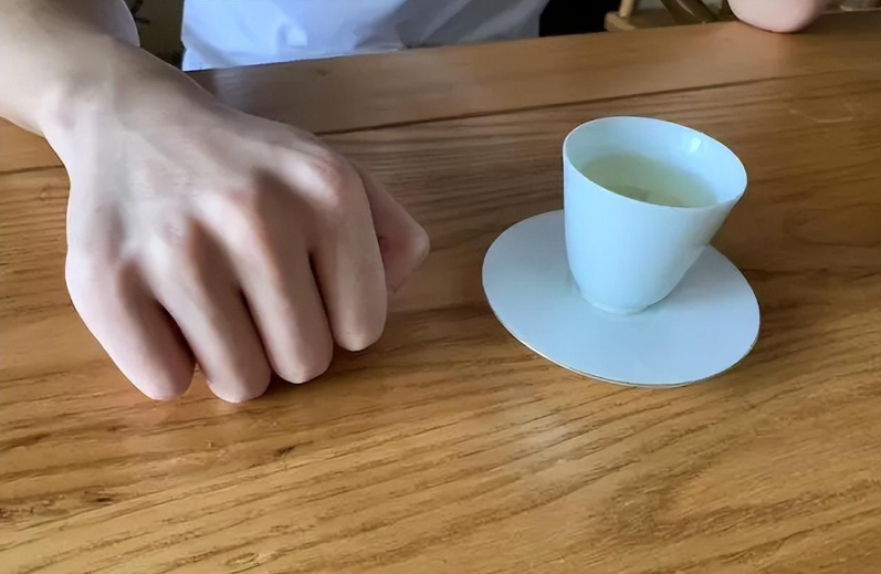 給人倒酒，對(duì)方“敲桌子”是什么意思？(圖3)