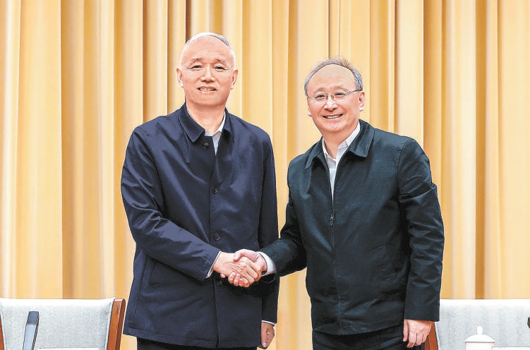 北京市召開全市領(lǐng)導(dǎo)干部會(huì)議 蔡奇主持并講話 尹力講話 殷勇發(fā)言(圖1) 北京市召開全市領(lǐng)導(dǎo)干部會(huì)議 蔡奇主持并講話 尹力講話 殷勇發(fā)言(圖1)