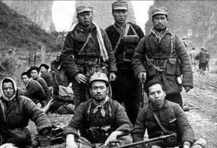 左權(quán)壯烈犧牲后，遺體被日軍粗暴羞辱，彭德懷組建暗殺隊(duì)為其報(bào)仇(圖15)
