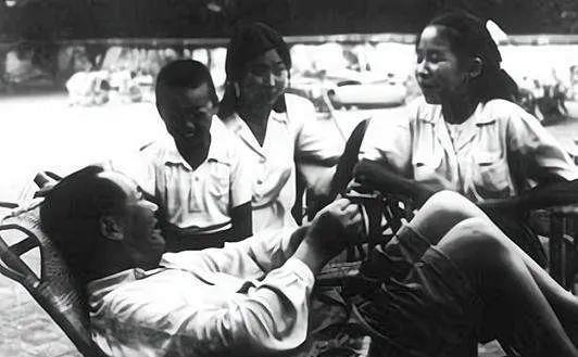 1976年，李敏最后一次見到父親，主席用手比圓，李敏瞬間領悟回答(圖2)