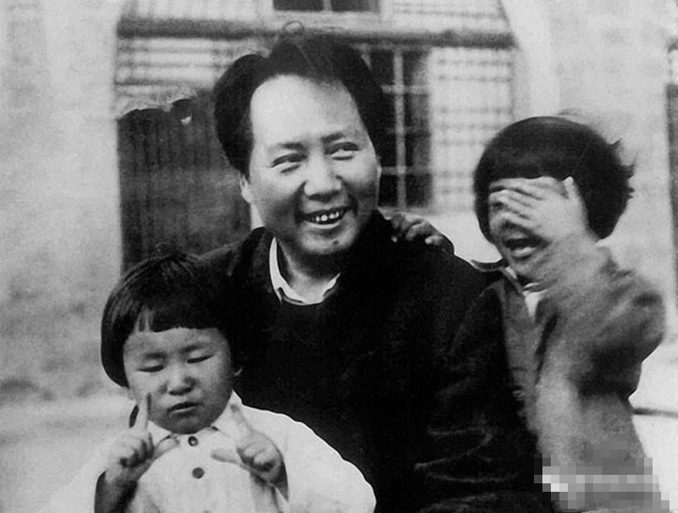 1958年，李訥去南昌看望賀子珍，李訥甜甜的叫賀子珍“媽媽”，讓賀子珍感動(dòng)落淚(圖1)