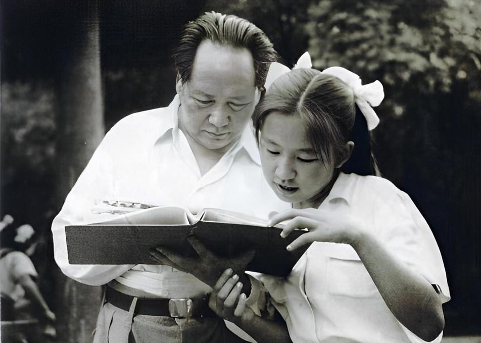 1958年，李訥去南昌看望賀子珍，李訥甜甜的叫賀子珍“媽媽”，讓賀子珍感動(dòng)落淚(圖2)