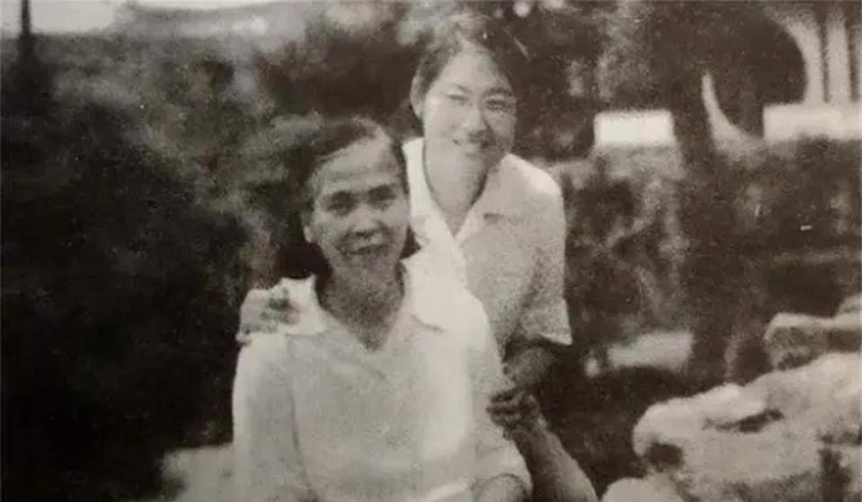 1958年，李訥去南昌看望賀子珍，李訥甜甜的叫賀子珍“媽媽”，讓賀子珍感動(dòng)落淚(圖4)
