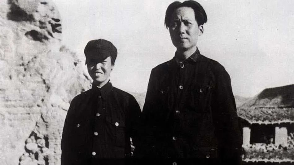 22年后，1959年，毛澤東和賀子珍，在廬山再次相見(jiàn)，毛澤東傷感的問(wèn):“當(dāng)年，你為什么非要離開呢？(圖2)