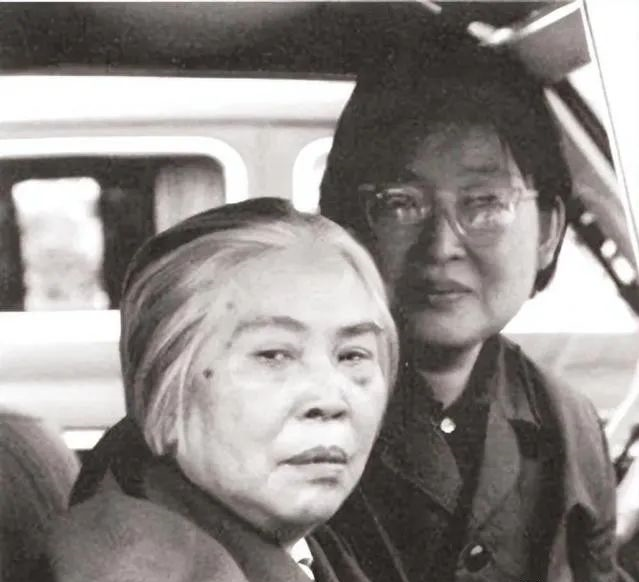 22年后，1959年，毛澤東和賀子珍，在廬山再次相見(jiàn)，毛澤東傷感的問(wèn):“當(dāng)年，你為什么非要離開呢？(圖3)