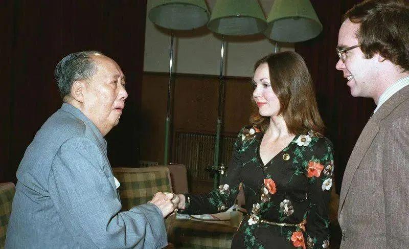 尼克松問毛主席：您有什么特長？主席回答后，尼克松向他鞠了一躬(圖6)