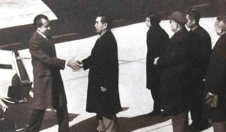 尼克松問毛主席：您有什么特長？主席回答后，尼克松向他鞠了一躬(圖8)
