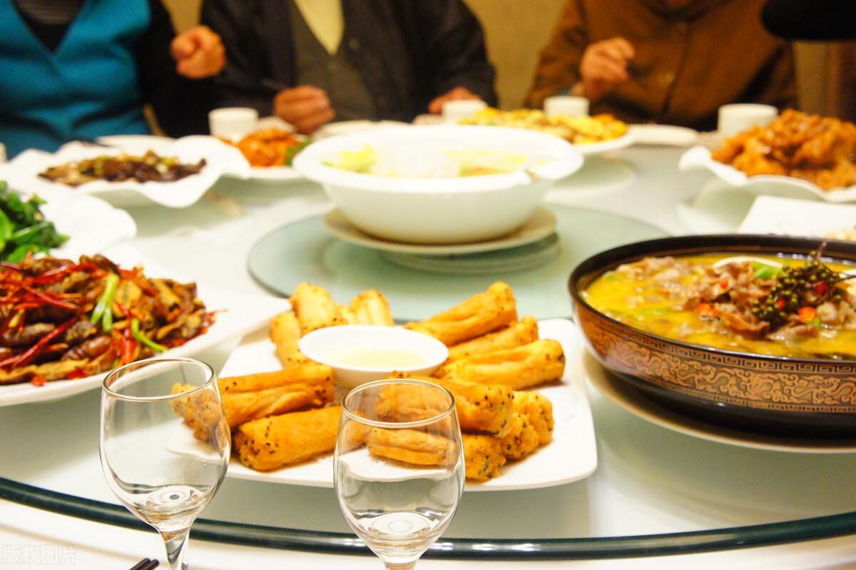 28位同學(xué)北京相聚，點(diǎn)了28道美食和12瓶茅臺，結(jié)賬時(shí)呆若木雞(圖2)