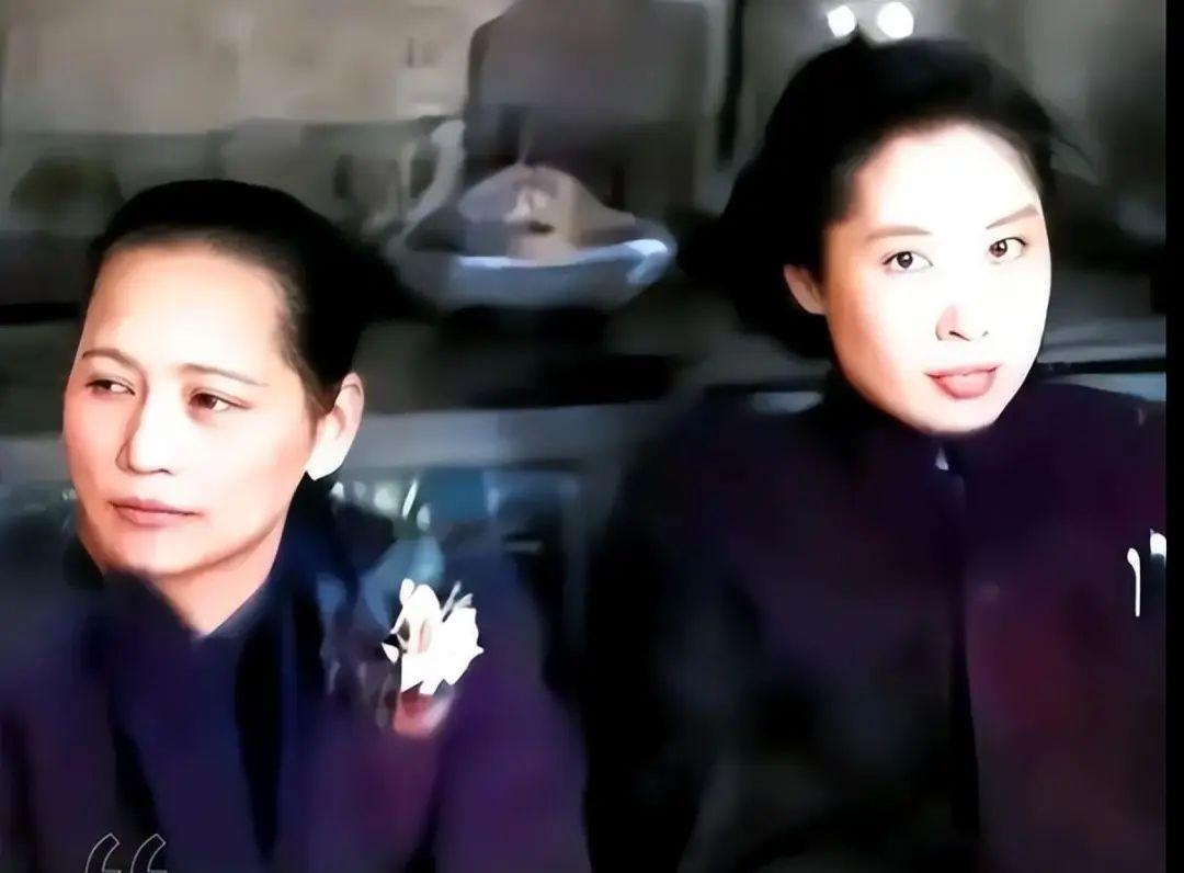 宋慶齡和王光美在開國大典唯一合影，鋼筆字跡截然相反，太驚艷，太珍貴(圖1)