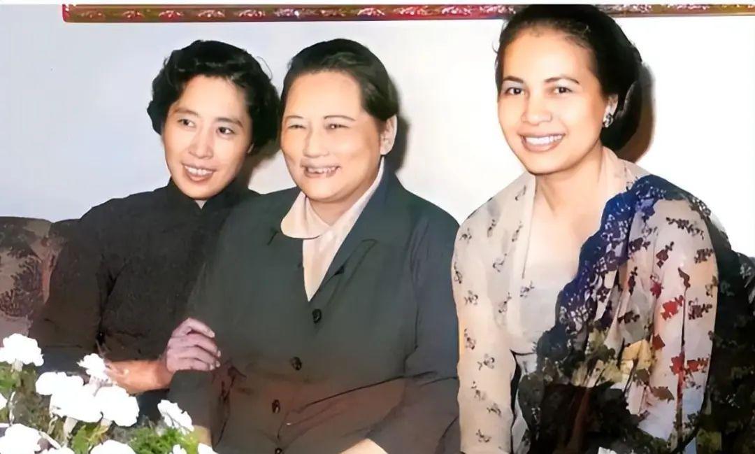 宋慶齡和王光美在開國大典唯一合影，鋼筆字跡截然相反，太驚艷，太珍貴(圖8)