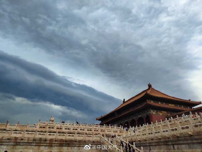 雷雨云團過境，北京天空現(xiàn)壯觀弧狀云(圖1)
