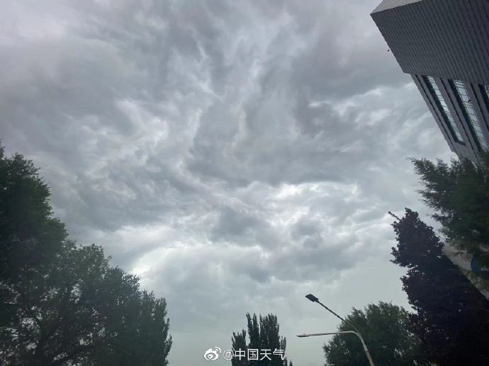 雷雨云團過境，北京天空現(xiàn)壯觀弧狀云(圖6)