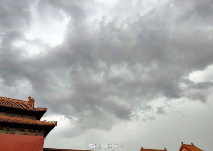 雷雨云團過境，北京天空現(xiàn)壯觀弧狀云(圖7)