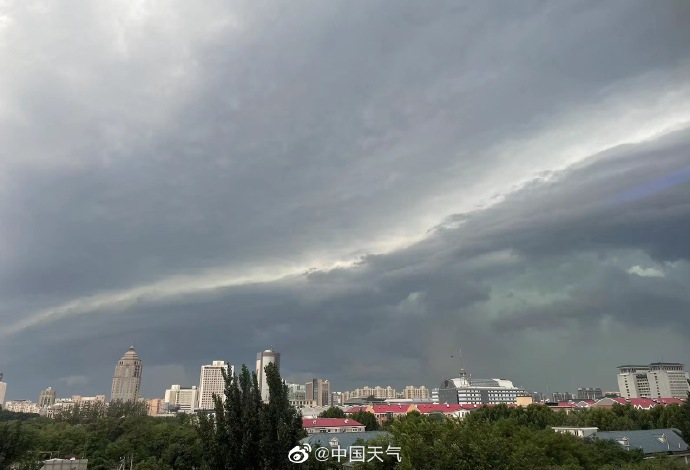 雷雨云團過境，北京天空現(xiàn)壯觀弧狀云(圖2)