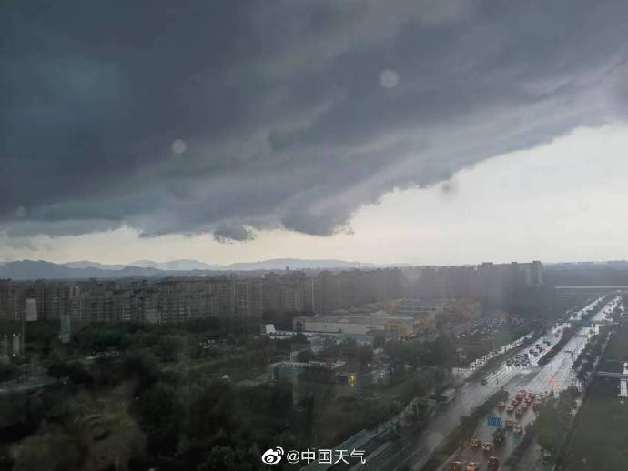雷雨云團過境，北京天空現(xiàn)壯觀弧狀云(圖3)