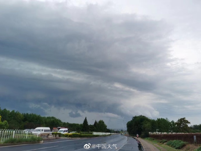 雷雨云團過境，北京天空現(xiàn)壯觀弧狀云(圖4)