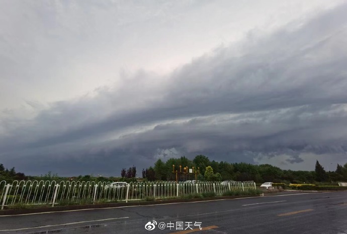 雷雨云團過境，北京天空現(xiàn)壯觀弧狀云(圖5)
