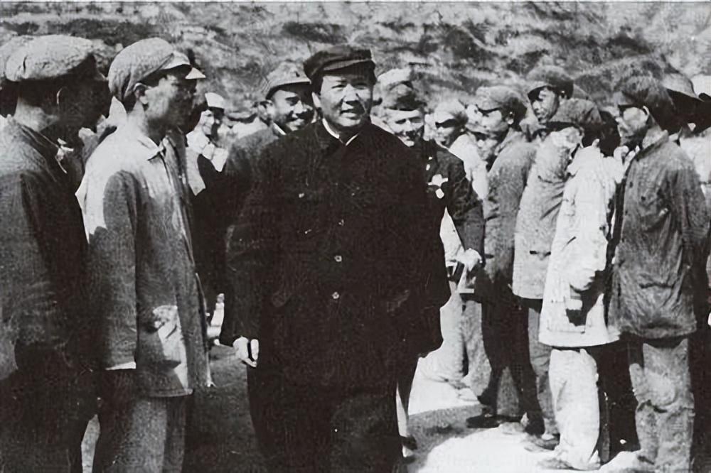 潛伏在主席身邊的特務(wù)，因一根煙而暴露身份，主席：他有問題！(圖3)