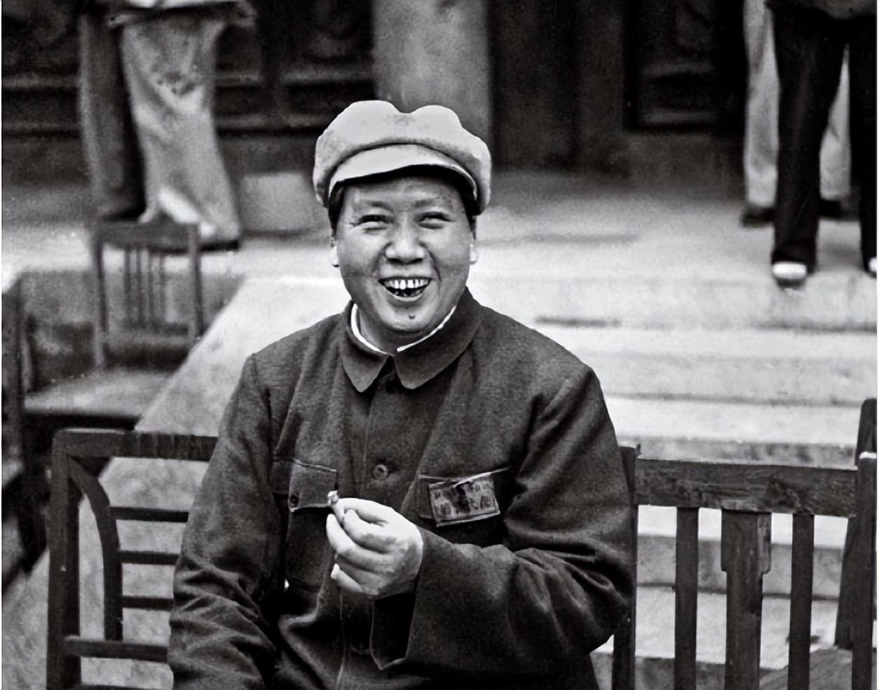 潛伏在主席身邊的特務(wù)，因一根煙而暴露身份，主席：他有問題！(圖6)