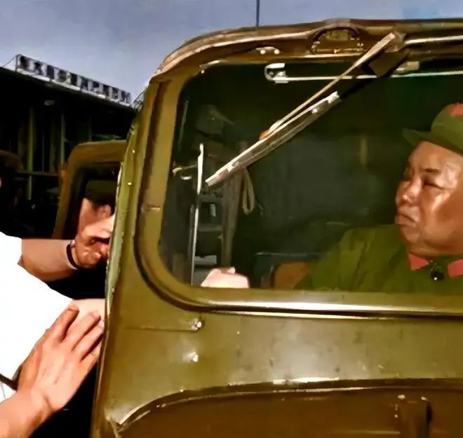 許世友連闖三道門崗，站崗的哨兵連開(kāi)三槍，把他攔下了(圖2)