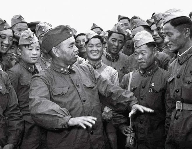 許世友連闖三道門崗，站崗的哨兵連開(kāi)三槍，把他攔下了(圖4)