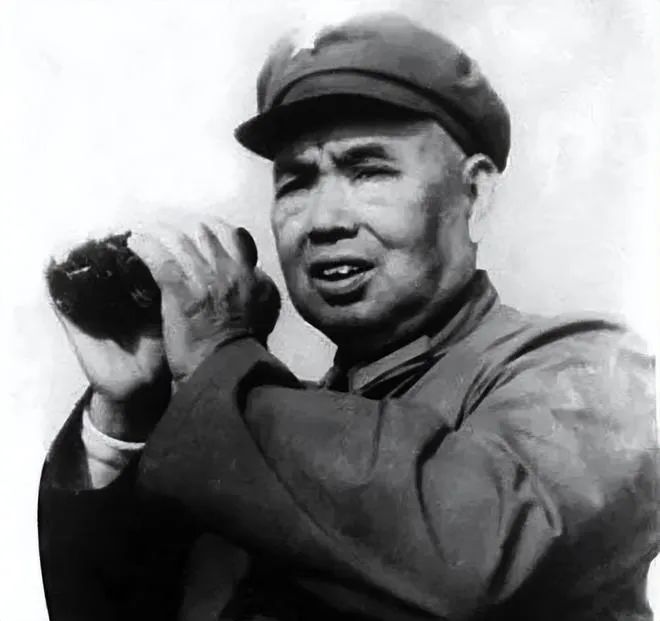 許世友連闖三道門崗，站崗的哨兵連開(kāi)三槍，把他攔下了(圖5)
