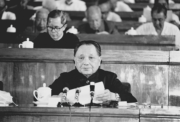 鄧小平在十二大上.jpg “毛周劉朱鄧陳”表述形成過程考(圖10)