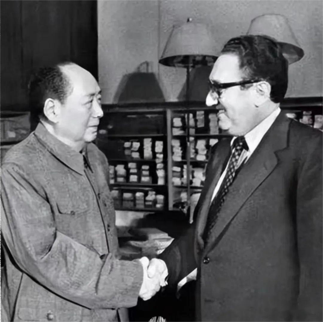 基辛格 毛主席.jpg 基辛格來華和高層領導人的珍貴照片(圖2)