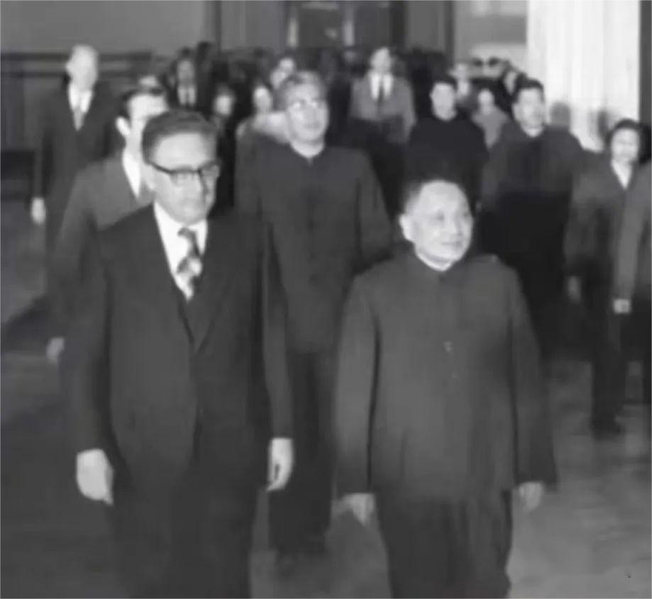 基辛格 鄧小平.jpg 基辛格來華和高層領導人的珍貴照片(圖5)