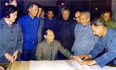 胡耀邦.jpg 胡耀邦在舊報紙上即興寫字(圖1)