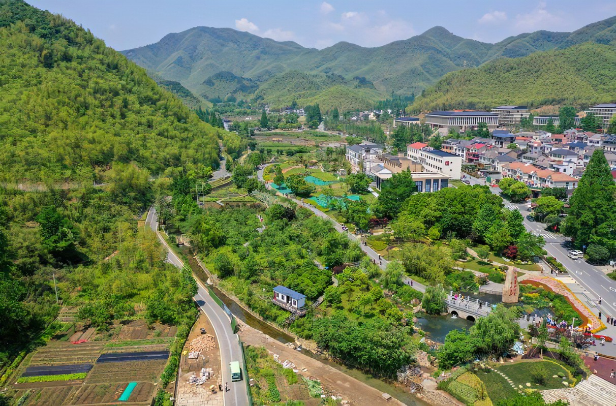 俯瞰美麗的余村.jpg 人不負青山 青山定不負人——余村十八年(圖4)