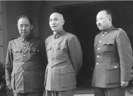 蔣介石和傅作義.jpg 怎樣評(píng)價(jià)傅作義的一生(圖2)