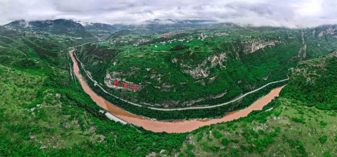 茅臺(tái)地貌.jpg 釀造醬香酒對(duì)用水的要求有哪些(圖2)