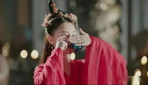 女子喝酒古裝.jpg 李清照:重新評價中國最偉大的女詩人之一(圖3)