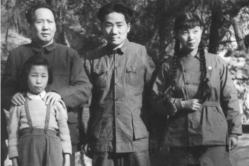 毛岸英赴朝鮮前，主席帶著江青、李訥與他合影，劉思齊陪在身邊(圖1)
