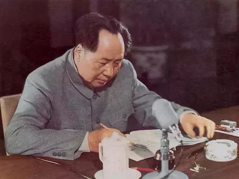 毛澤東讀二十四史.jpg 徐中遠(yuǎn):新中國(guó)成立后毛澤東對(duì)《二十四史》的研讀和批注(圖1)