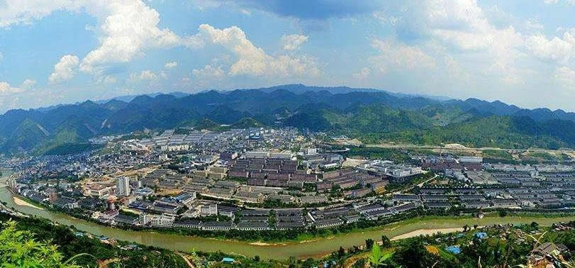 茅臺(tái)全景1.jpg 醬酒--越來(lái)越多的人喜愛(ài)(圖1)