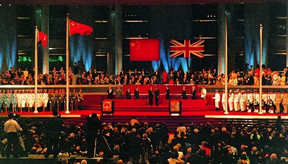 香港回歸前，英國掙了多少錢？外交部副部長：英國每年拿走1000億(圖1)