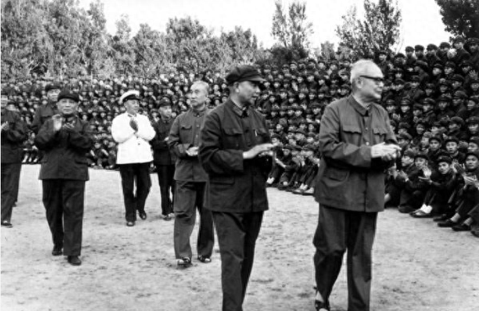 55年毛主席與徐立清談授銜問題：我準備和蕭克談一下，讓他帶個頭(圖13)