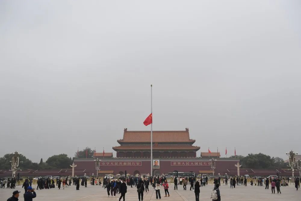 為悼念李克強同志,首都天安門下半旗志哀.jpg 首都天安門和香港特區(qū)等多地下半旗悼念國務院原總理李克強(圖1)