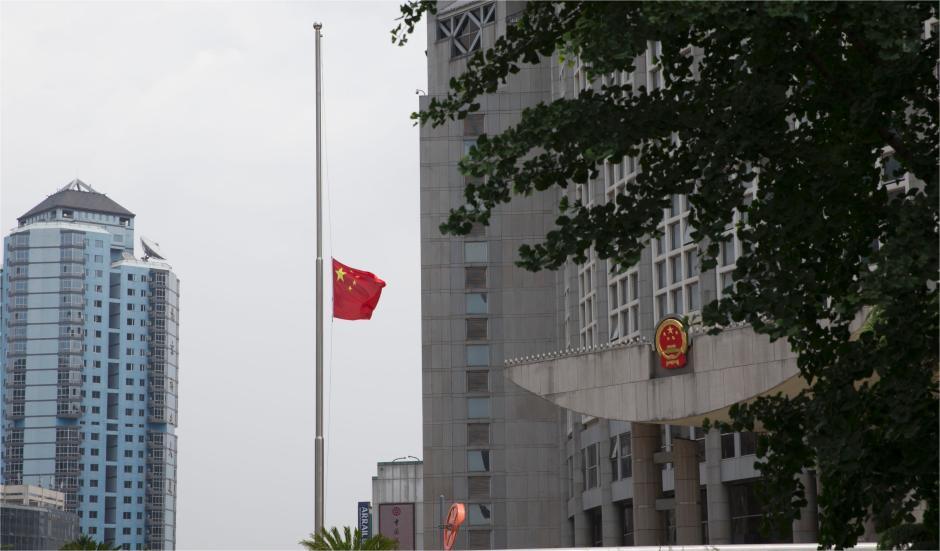 外交部下半旗致哀.jpg 首都天安門和香港特區(qū)等多地下半旗悼念國務院原總理李克強(圖2)