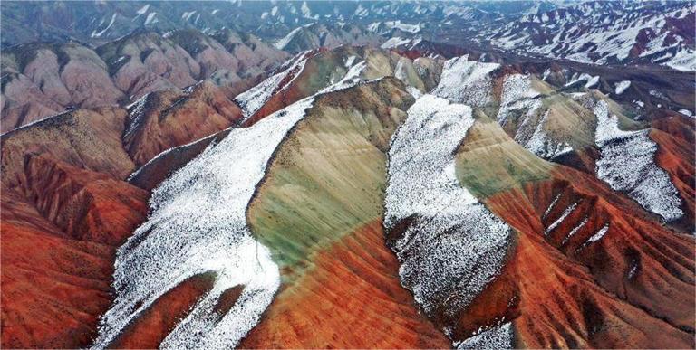 新疆昌吉：雪落丹霞 半山水墨半山詩(圖1)