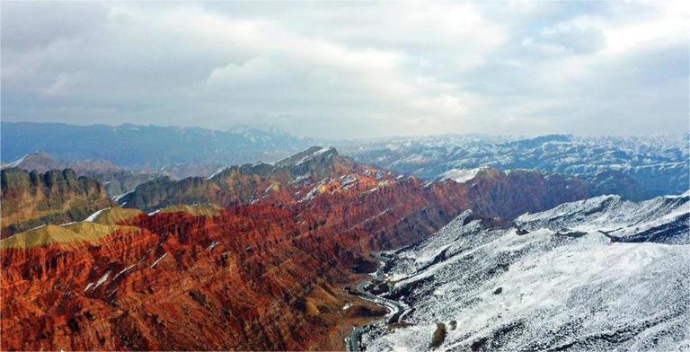 新疆昌吉：雪落丹霞 半山水墨半山詩(圖2)