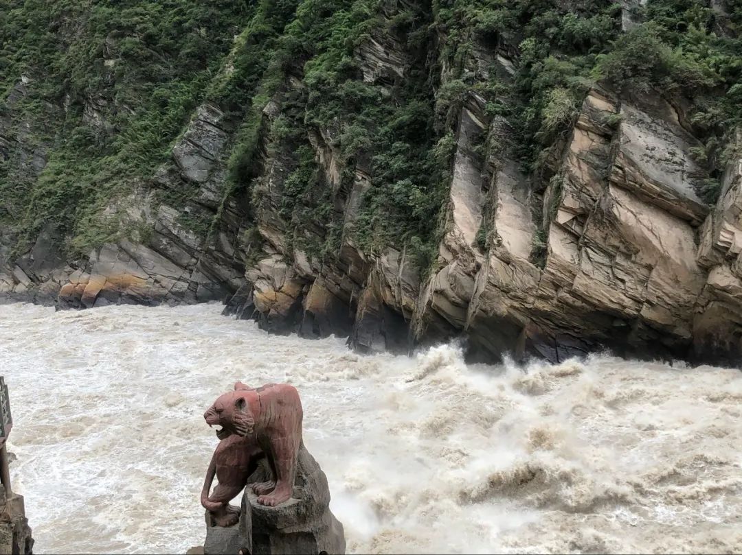 玉龍雪山往返香格里拉，邀你坐上火車穿行最美畫(huà)廊！(圖2)